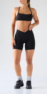 MuseFit Front V Shorts mit mittelhohem Bund