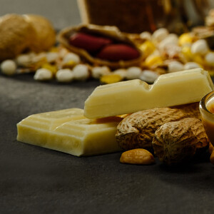 Erdnüsse und weiße Schokolade