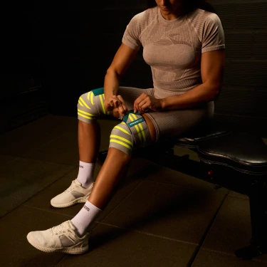 v1498111 prozis_comptech-knee-wraps-beige--neon-yellow_single-size_beige--neon-yellow_other3.webp