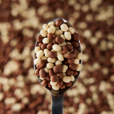 v1601925 prozis_protein-puffies-chocolate-duo-white--milk-chocolate-coating-5-oz_4.webp