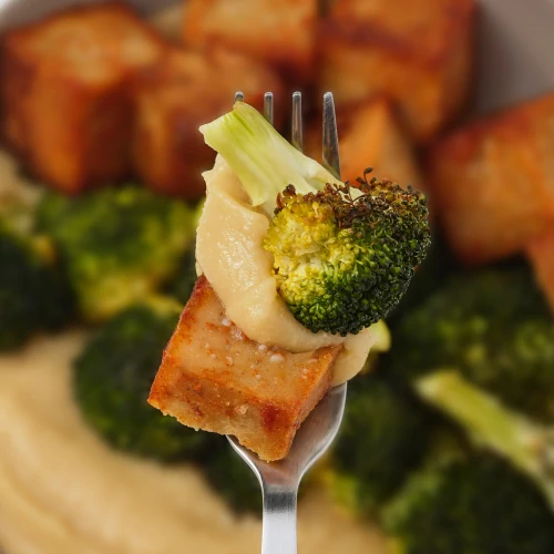 Clean & Lean Hi Protein Seitán a la plancha con hummus y brócoli