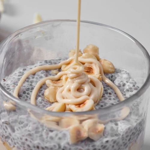 Indulgent Topping aus weißer Schokolade und Haselnuss 250 g (5)